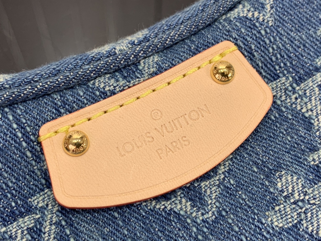 最高級ルイヴィトンスーパーコピー ルイヴィトンバッグコピー 新作 LV リミックス クロワッサン ブルーデニム M46856 モノグラム・デニム ゴールド金具 - 画像 (6)