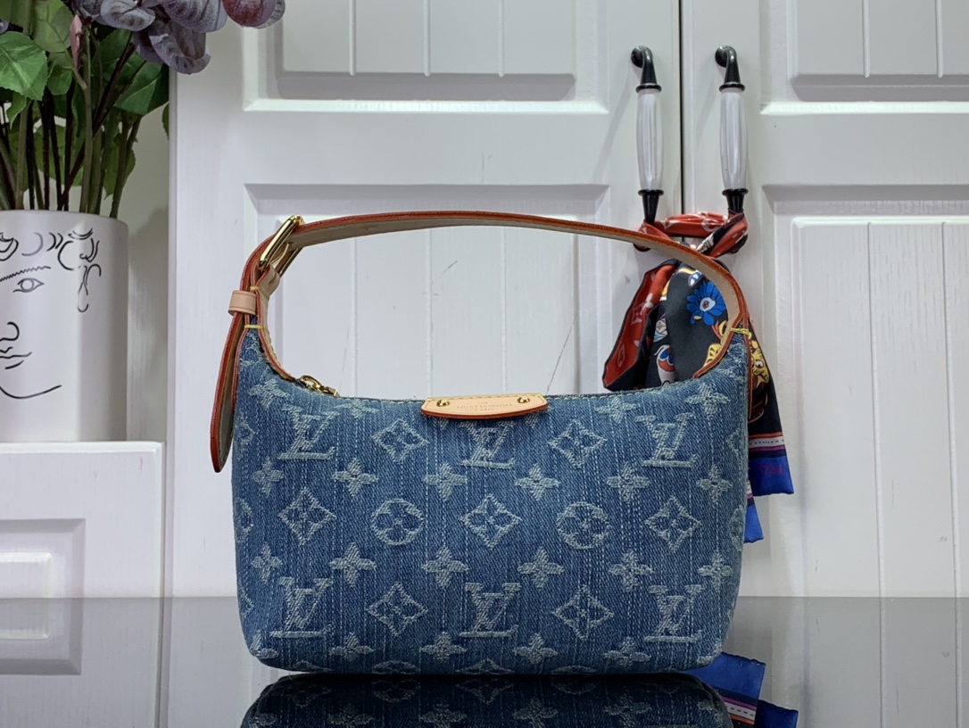 最高級ルイヴィトンスーパーコピー ルイヴィトンバッグコピー 新作 LV リミックス ポシェット・ヒルズ ブルーデニム M82949 モノグラム・デニム ゴールド金具