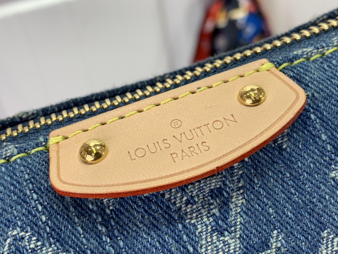 最高級ルイヴィトンスーパーコピー ルイヴィトンバッグコピー 新作 LV リミックス ポシェット・ヒルズ ブルーデニム M82949 モノグラム・デニム ゴールド金具 - 画像 (5)