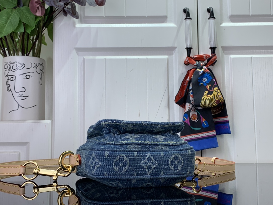最高級ルイヴィトンスーパーコピー ルイヴィトンバッグコピー 新作 LV リミックス ポシェット・フェアファックス ブルーデニム M82948 モノグラム・デニム ゴールド金具 - 画像 (7)