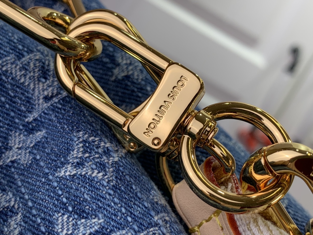 最高級ルイヴィトンスーパーコピー ルイヴィトンバッグコピー 新作 LV リミックス クッサン PM ブルーデニム M24564 モノグラム・デニム ゴールド金具 - 画像 (5)