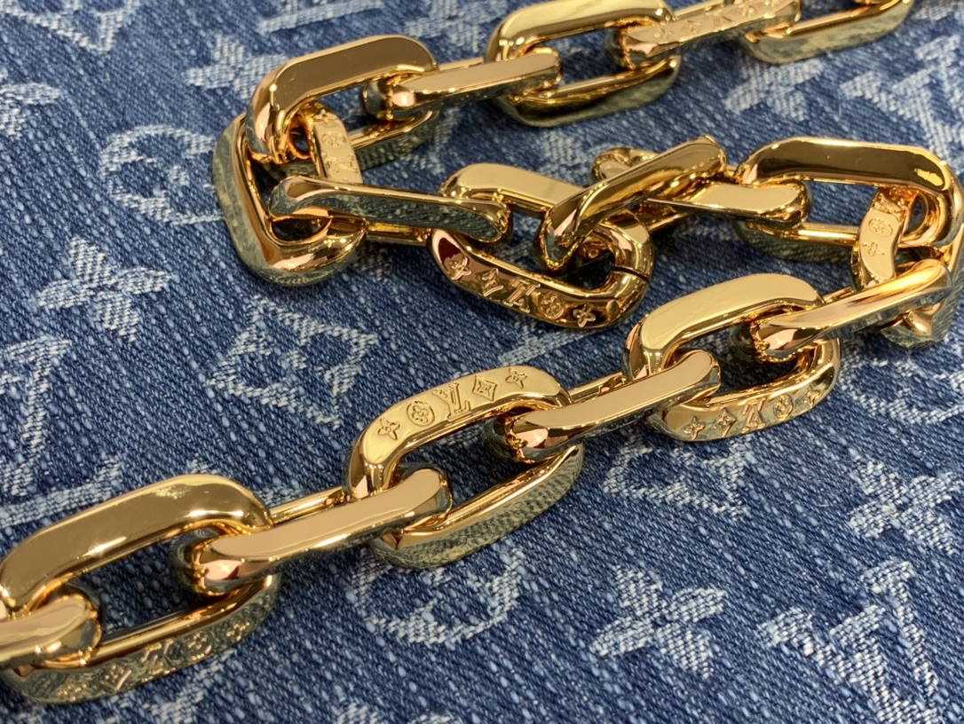 最高級ルイヴィトンスーパーコピー ルイヴィトンバッグコピー 新作 LV リミックス クッサン PM ブルーデニム M24564 モノグラム・デニム ゴールド金具 - 画像 (4)