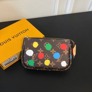 最高級ルイヴィトンスーパーコピー ルイヴィトンポシェットコピー ミニ・ポシェット・アクセソワール モノグラム レッド M82623 モノグラム・キャンバス ゴールド金具 lv202401061