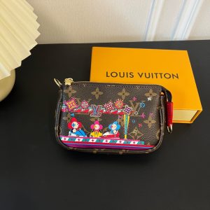 最高級ルイヴィトンスーパーコピー ルイヴィトンポシェットコピー ミニ・ポシェット・アクセソワール モノグラム レッド M82623 モノグラム・キャンバス ゴールド金具 lv202401062