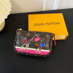 最高級ルイヴィトンスーパーコピー ルイヴィトンポシェットコピー ミニ・ポシェット・アクセソワール モノグラム フューシャ M82623 モノグラム・キャンバス ゴールド金具