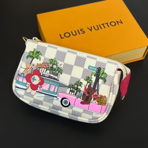 最高級ルイヴィトンスーパーコピー ルイヴィトンポシェットコピー ミニ・ポシェット・アクセソワール ダミエアズール フューシャ M82623 ダミエ・アズール キャンバス、レザー ゴールド金具