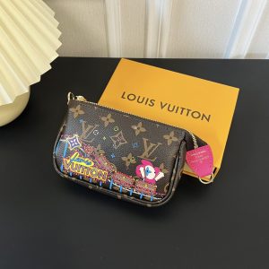 最高級ルイヴィトンスーパーコピー ルイヴィトンポシェットコピー ミニ・ポシェット・アクセソワール モノグラム レッド M82623 モノグラム・キャンバス ゴールド金具 lv202401077