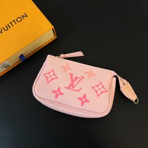 最高級ルイヴィトンスーパーコピー ルイヴィトンポシェットコピー ミニ・ポシェット・アクセソワール ブトンドローズ(ピンク系) M82623 モノグラム・アンプラント ゴールド金具 lv202401085