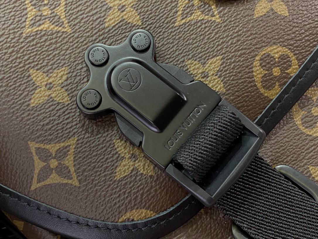 最高級ルイヴィトンスーパーコピー ルイヴィトンバッグコピー LV トレイル・メッセンジャー ダークブラウン M46972 モノグラム・マカサー キャンバス ブラック金具 - 画像 (6)