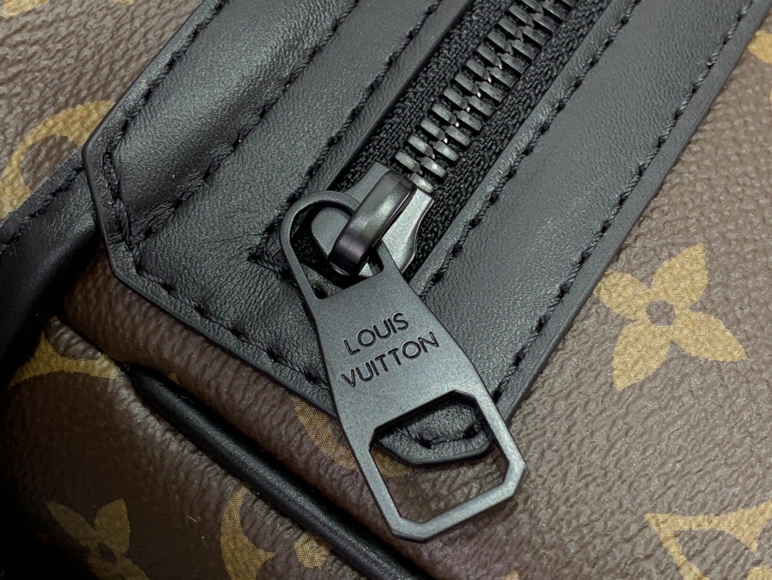 最高級ルイヴィトンスーパーコピー ルイヴィトンバッグコピー LV トレイル・メッセンジャー ダークブラウン M46972 モノグラム・マカサー キャンバス ブラック金具 - 画像 (4)