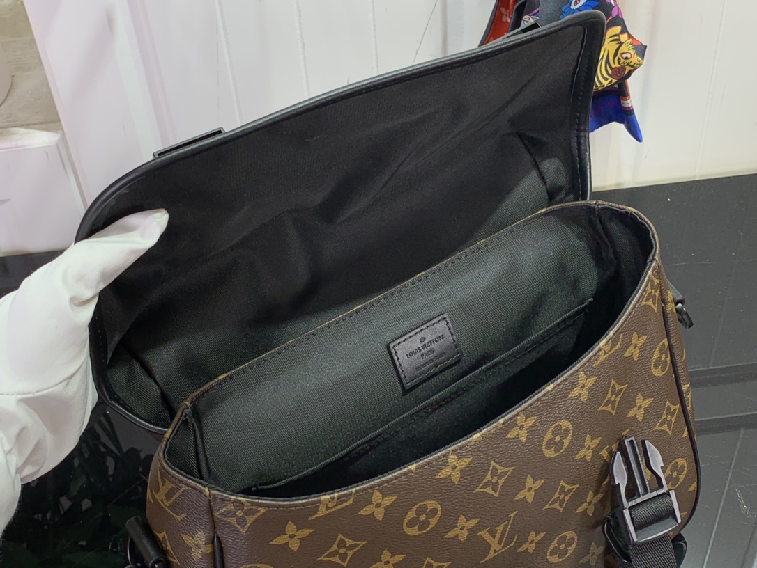 最高級ルイヴィトンスーパーコピー ルイヴィトンバッグコピー LV トレイル・メッセンジャー ダークブラウン M46972 モノグラム・マカサー キャンバス ブラック金具 - 画像 (3)