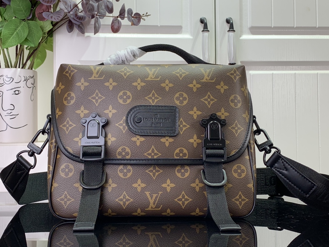 最高級ルイヴィトンスーパーコピー ルイヴィトンバッグコピー LV トレイル・メッセンジャー ダークブラウン M46972 モノグラム・マカサー キャンバス ブラック金具