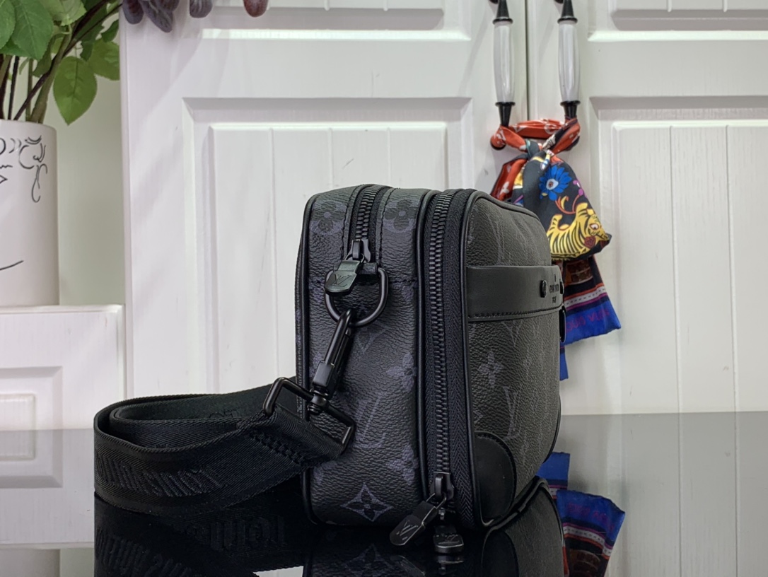 最高級ルイヴィトンスーパーコピー ルイヴィトンバッグコピー アルファ・メッセンジャー ブラック M46955 モノグラム・エクリプス キャンバス ブラック金具 - 画像 (9)