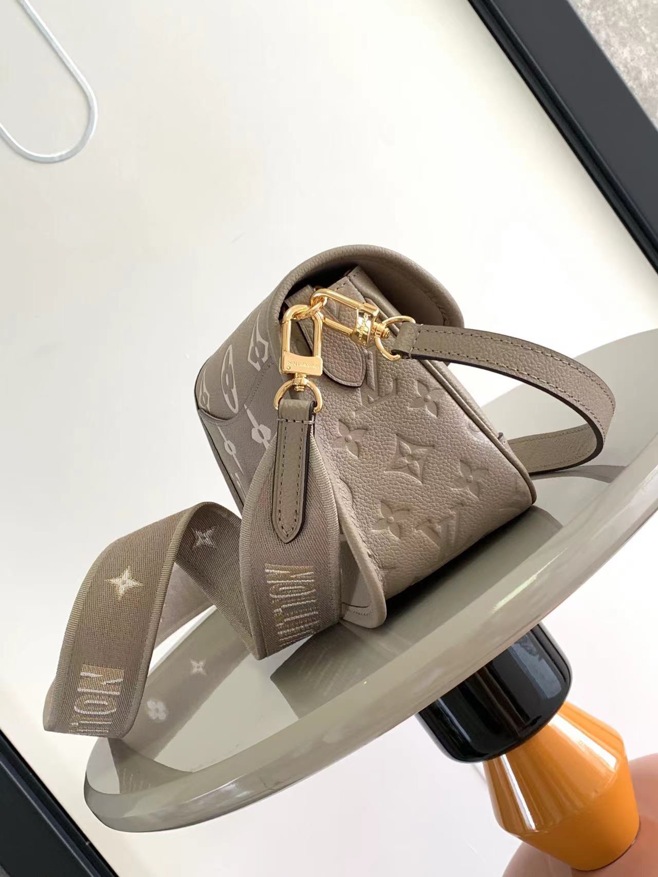 最高級ルイヴィトンスーパーコピー ルイヴィトンバッグコピー Diane トゥルトレール クレーム m46386 モノグラム・アンプラント レザー ゴールド金具 - 画像 (9)