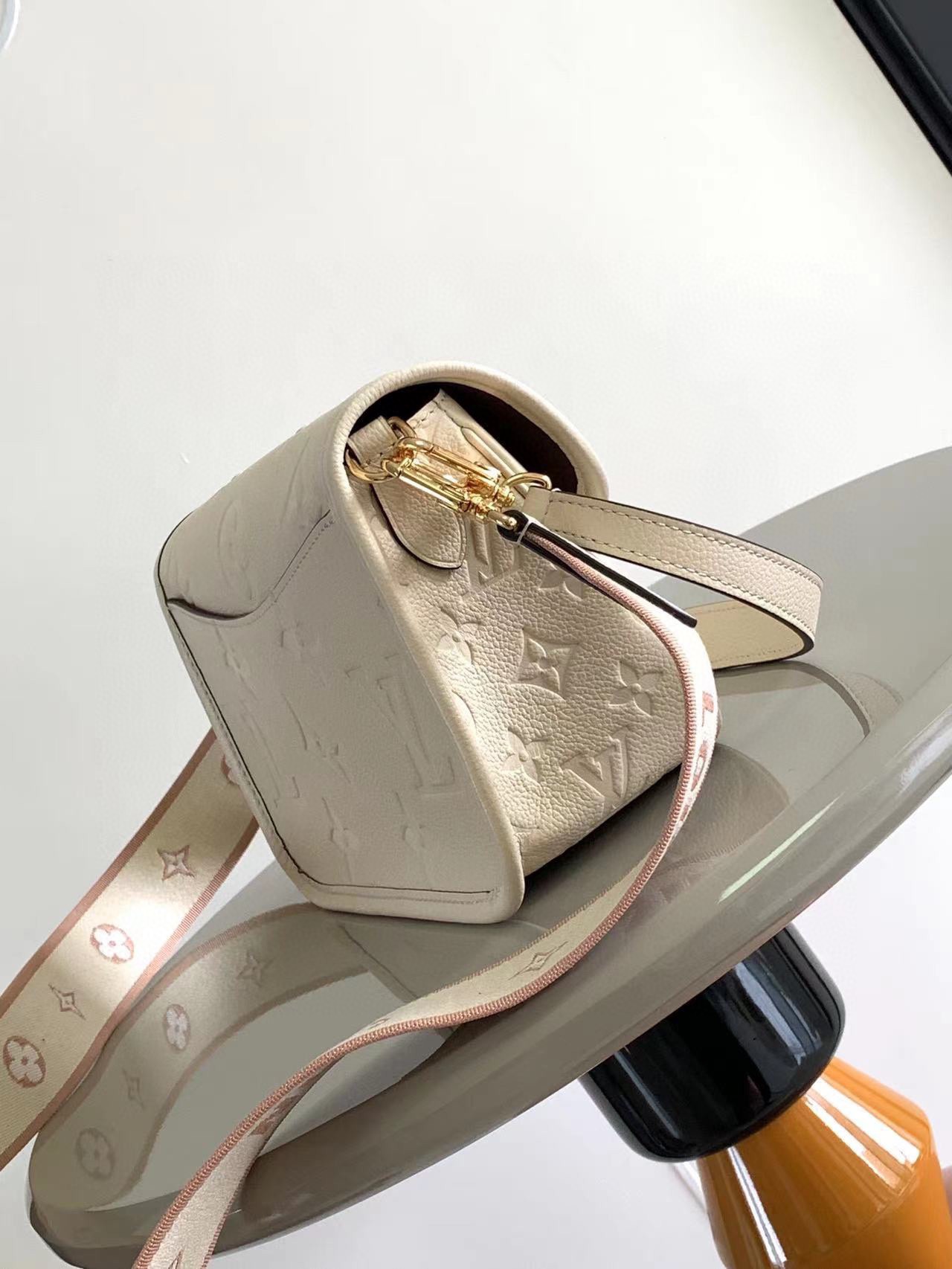 最高級ルイヴィトンスーパーコピー ルイヴィトンバッグコピー Diane クレーム M46388 モノグラム・アンプラント レザー ゴールド金具 - 画像 (8)
