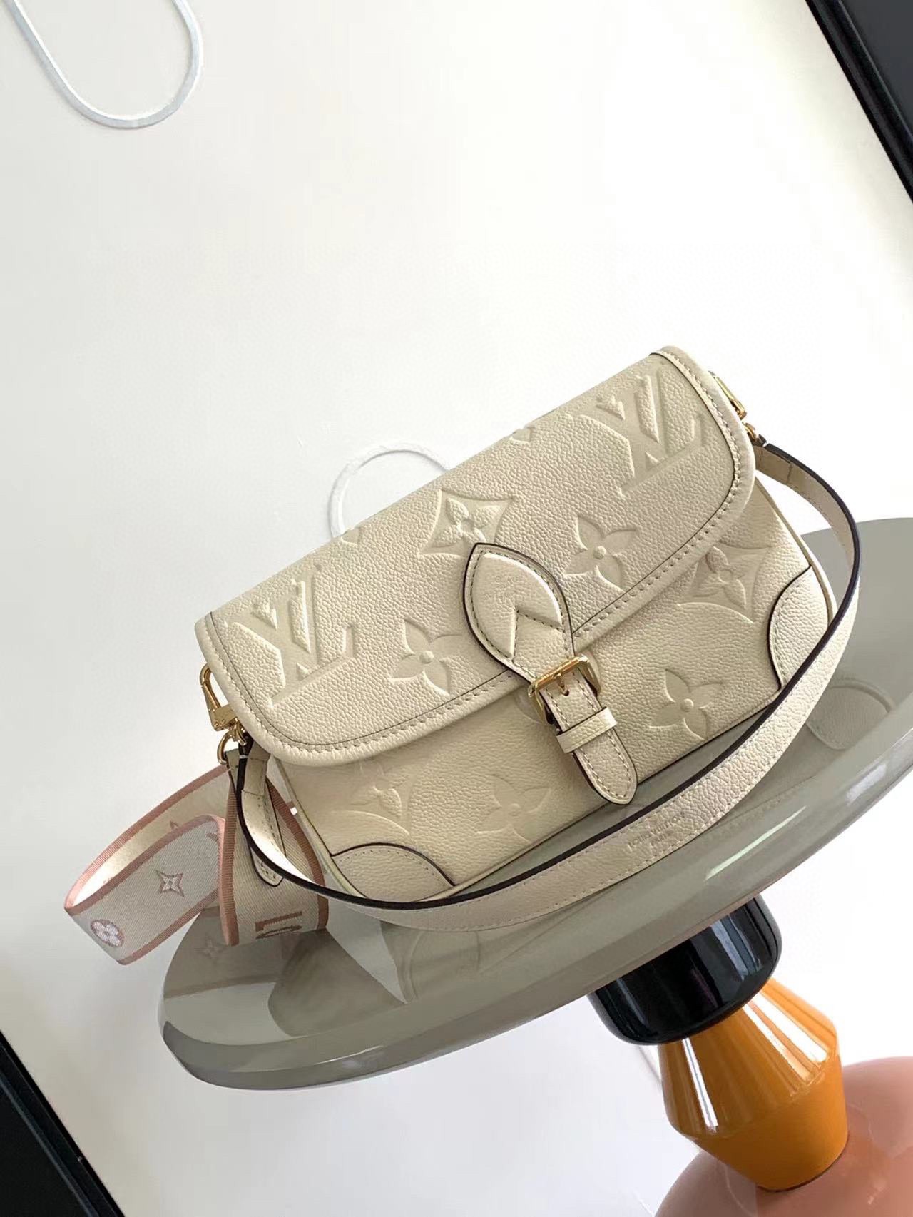最高級ルイヴィトンスーパーコピー ルイヴィトンバッグコピー Diane クレーム M46388 モノグラム・アンプラント レザー ゴールド金具