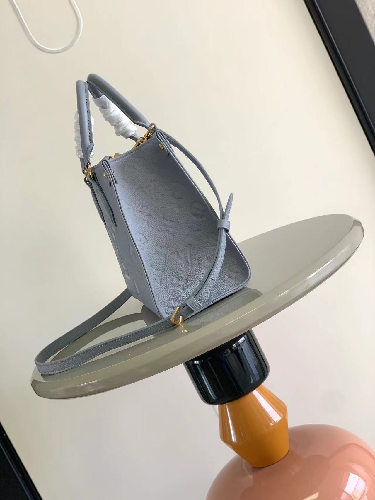 最高級ルイヴィトンスーパーコピー ルイヴィトンバッグコピー オンザゴー PM ブルー M46840 エンボス加工したグレインレザー ゴールド金具 - 画像 (9)