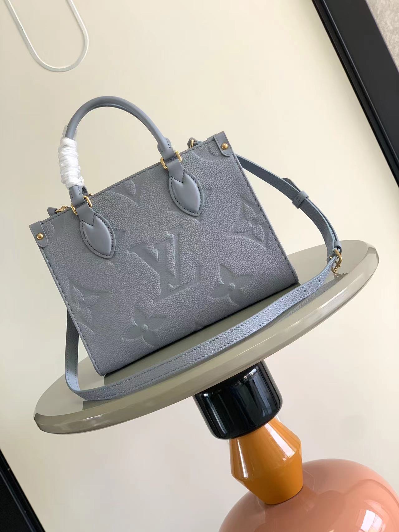 最高級ルイヴィトンスーパーコピー ルイヴィトンバッグコピー オンザゴー PM ブルー M46840 エンボス加工したグレインレザー ゴールド金具 - 画像 (8)