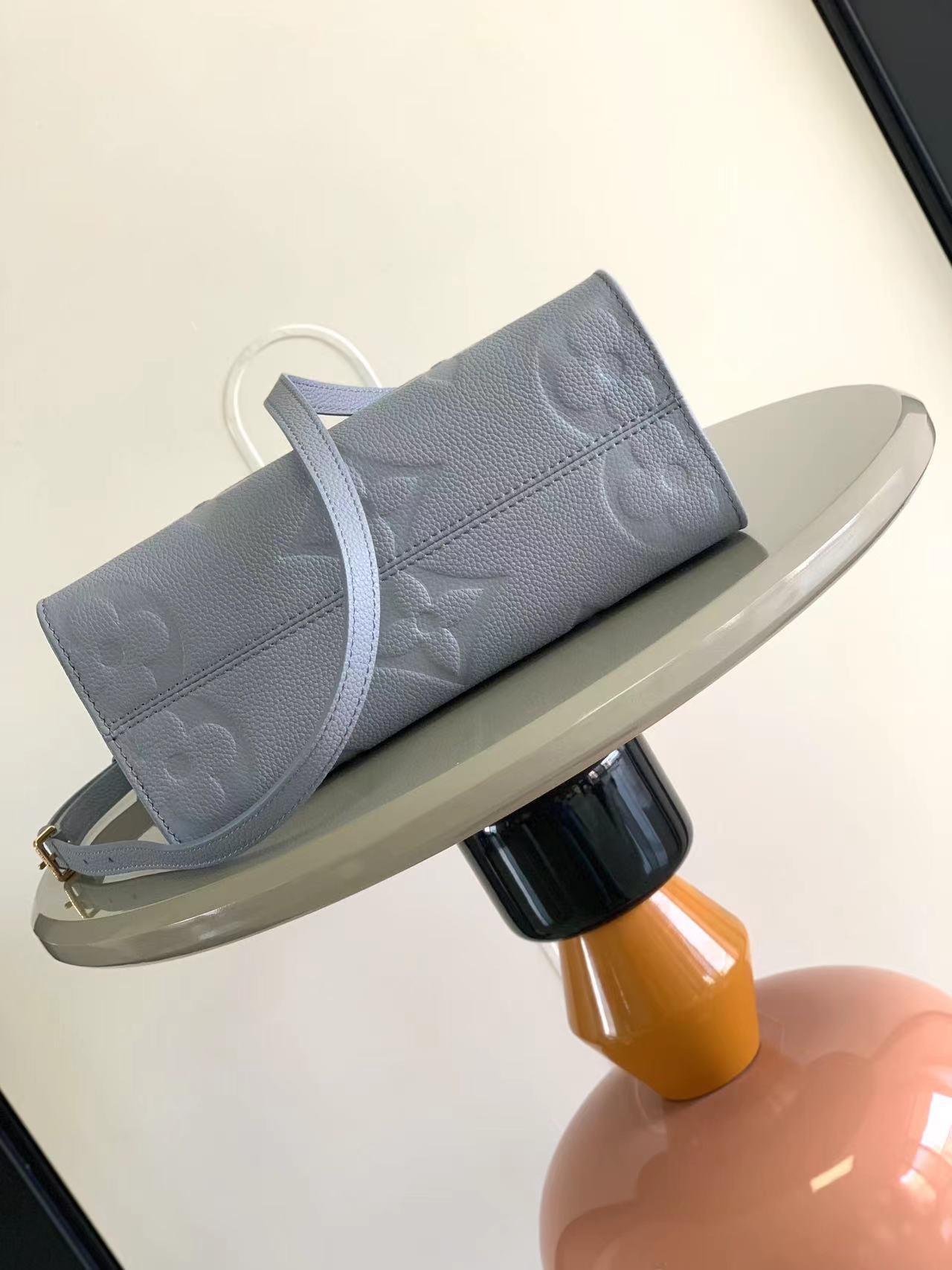 最高級ルイヴィトンスーパーコピー ルイヴィトンバッグコピー オンザゴー PM ブルー M46840 エンボス加工したグレインレザー ゴールド金具 - 画像 (7)
