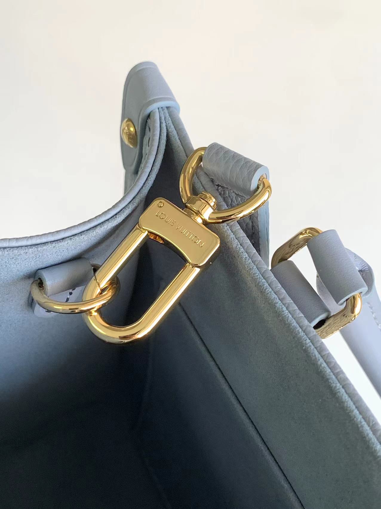 最高級ルイヴィトンスーパーコピー ルイヴィトンバッグコピー オンザゴー PM ブルー M46840 エンボス加工したグレインレザー ゴールド金具 - 画像 (5)