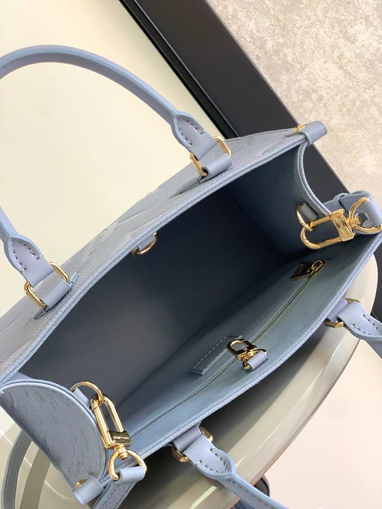 最高級ルイヴィトンスーパーコピー ルイヴィトンバッグコピー オンザゴー PM ブルー M46840 エンボス加工したグレインレザー ゴールド金具 - 画像 (3)
