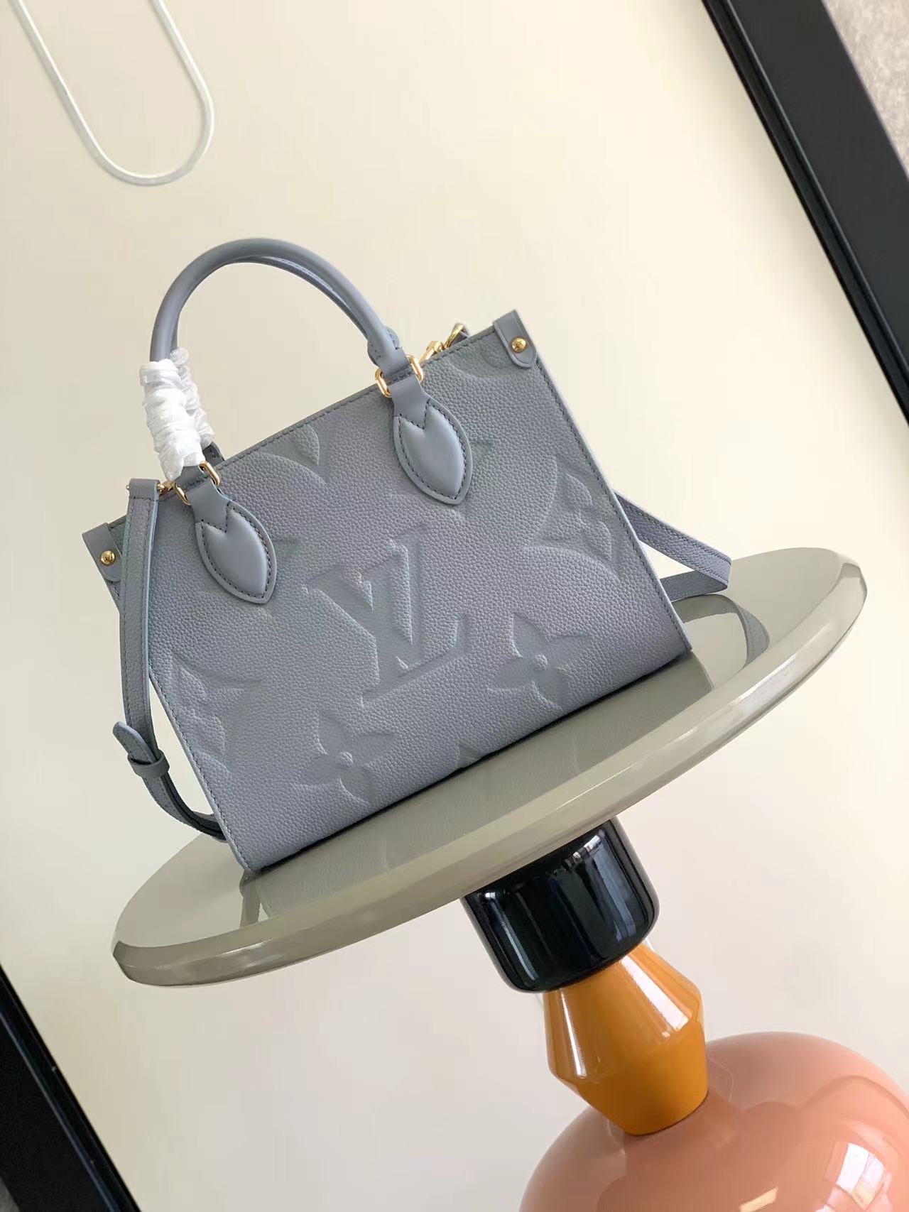最高級ルイヴィトンスーパーコピー ルイヴィトンバッグコピー オンザゴー PM ブルー M46840 エンボス加工したグレインレザー ゴールド金具