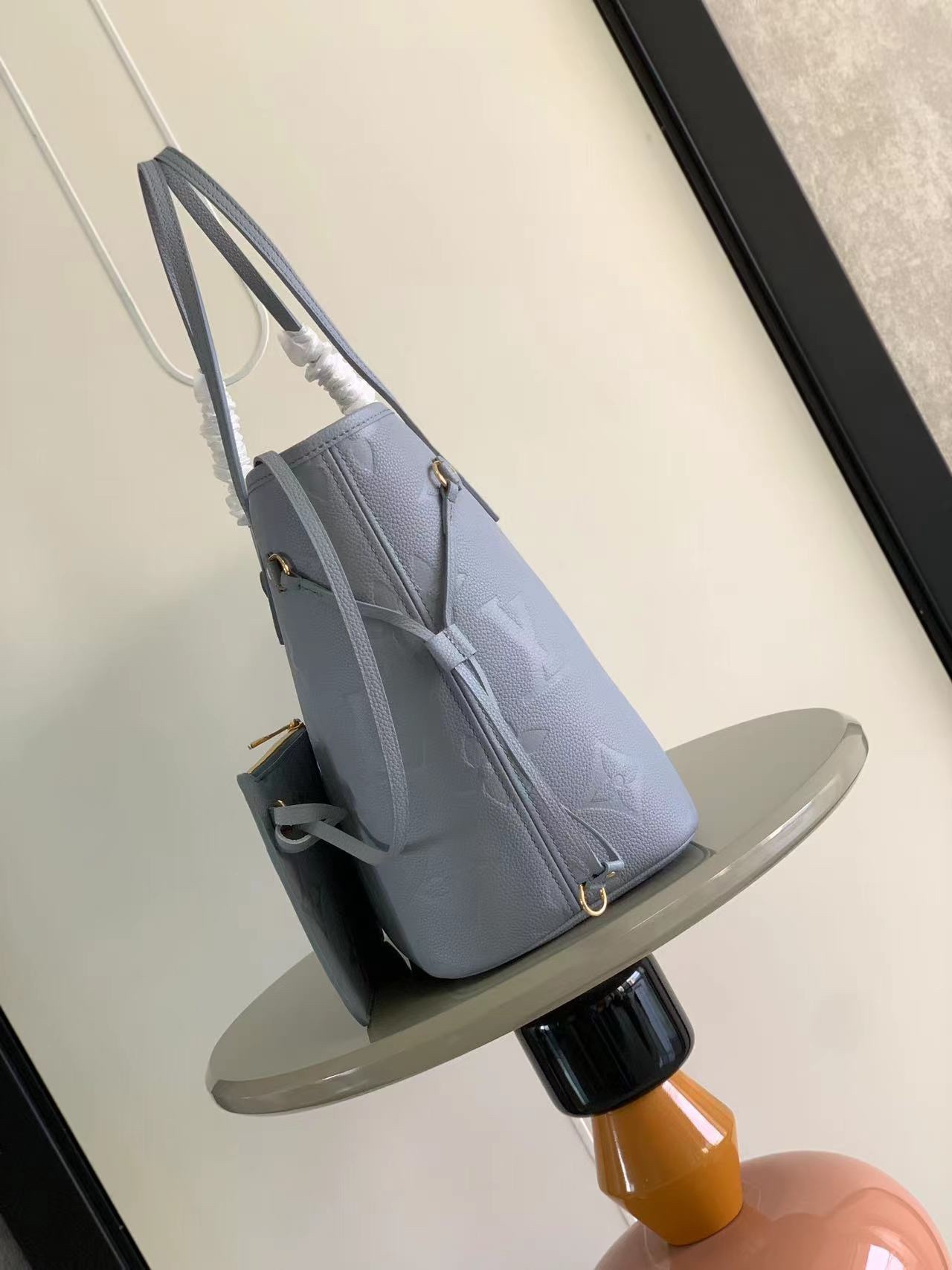 最高級ルイヴィトンスーパーコピー ルイヴィトンバッグコピー ネヴァーフル MM ブルー M46482 エンボス加工したグレインレザー ゴールド金具 - 画像 (8)