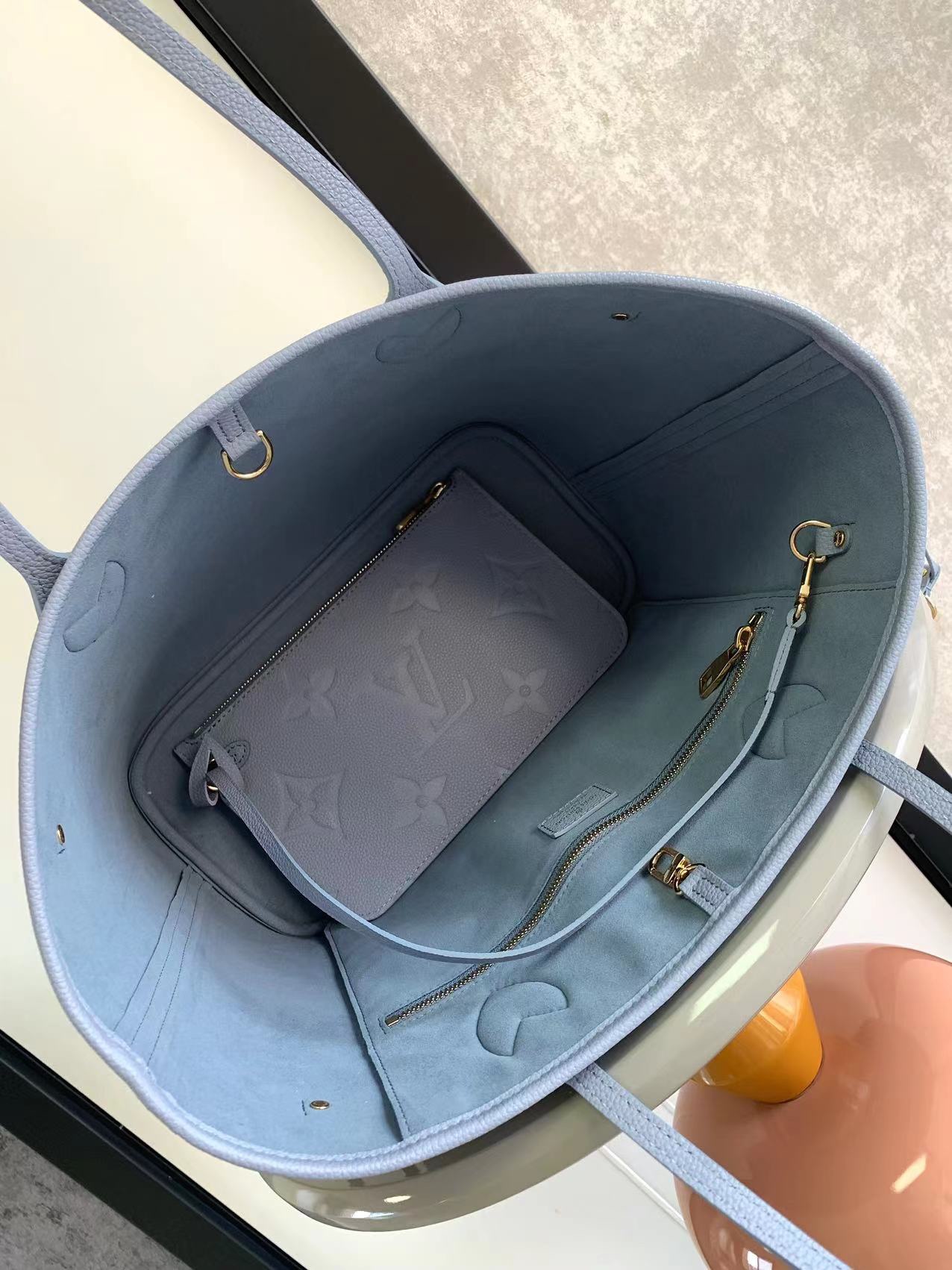 最高級ルイヴィトンスーパーコピー ルイヴィトンバッグコピー ネヴァーフル MM ブルー M46482 エンボス加工したグレインレザー ゴールド金具 - 画像 (3)