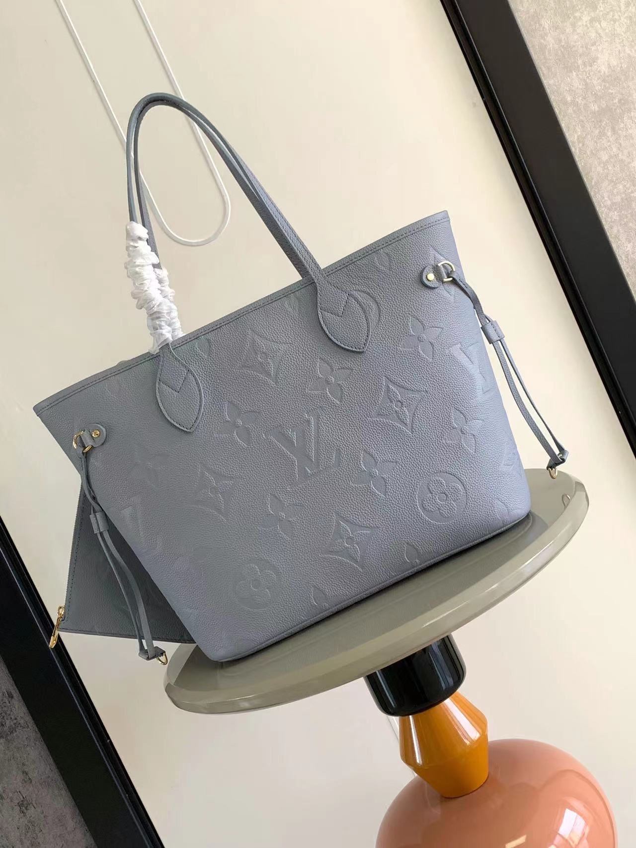 最高級ルイヴィトンスーパーコピー ルイヴィトンバッグコピー ネヴァーフル MM ブルー M46482 エンボス加工したグレインレザー ゴールド金具