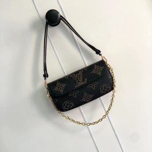 最高級ルイヴィトンスーパーコピー ルイヴィトンバッグコピー ウォレット オン チェーン・アイビー ブラック M82653 エンボス加工したモノグラム・アンプラント レザー ゴールド金具