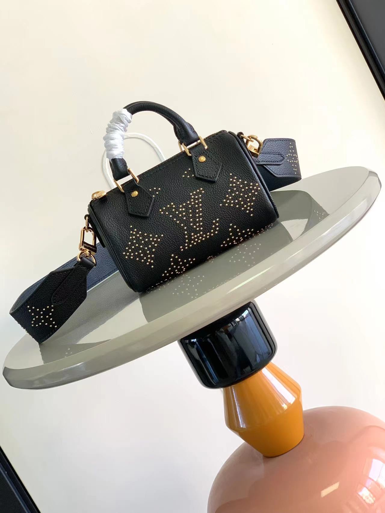 最高級ルイヴィトンスーパーコピー ルイヴィトンバッグコピー Nano Speedy ブラック M81625 エンボス加工したモノグラム・アンプラント レザー ゴールド金具