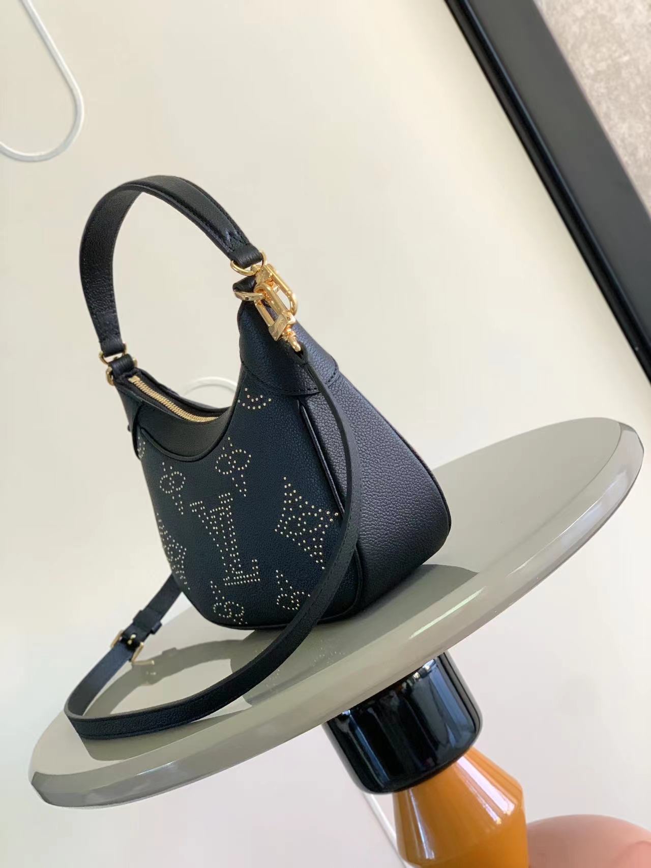 最高級ルイヴィトンスーパーコピー ルイヴィトンバッグコピー Bagatelle ブラック M46091 エンボス加工したモノグラム・アンプラント レザー ゴールド金具 - 画像 (9)