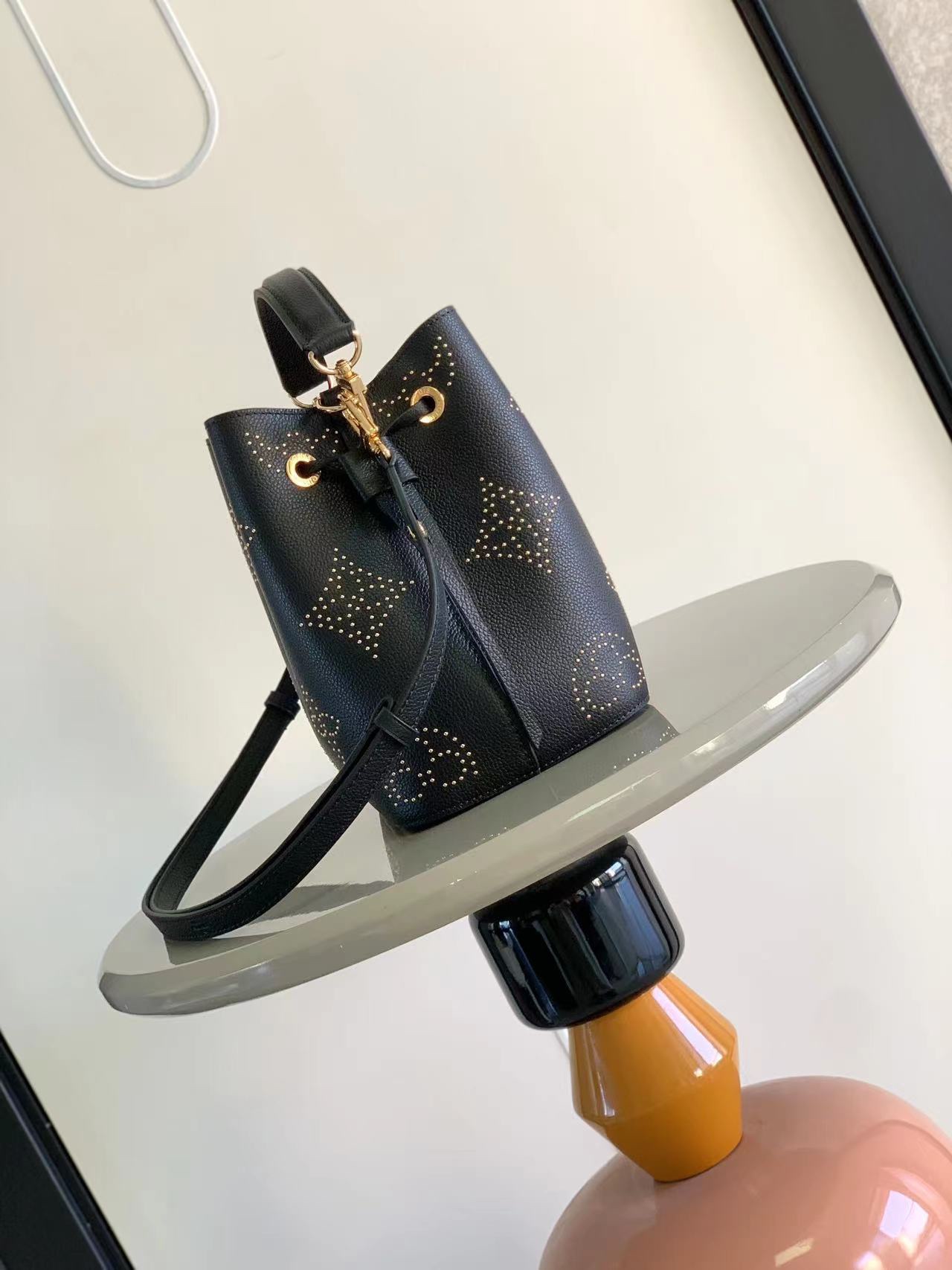 最高級ルイヴィトンスーパーコピー ルイヴィトンバッグコピー NéoNoé BB ブラック M45716 エンボス加工したモノグラム・アンプラント レザー ゴールド金具 - 画像 (9)