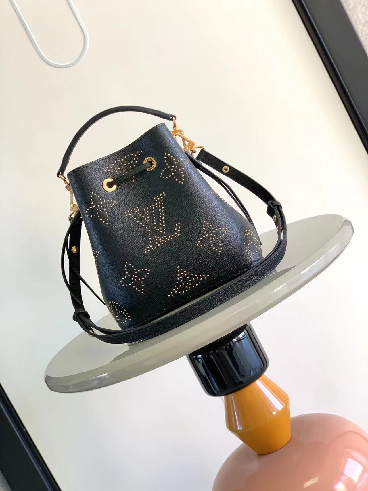 最高級ルイヴィトンスーパーコピー ルイヴィトンバッグコピー NéoNoé BB ブラック M45716 エンボス加工したモノグラム・アンプラント レザー ゴールド金具 - 画像 (8)