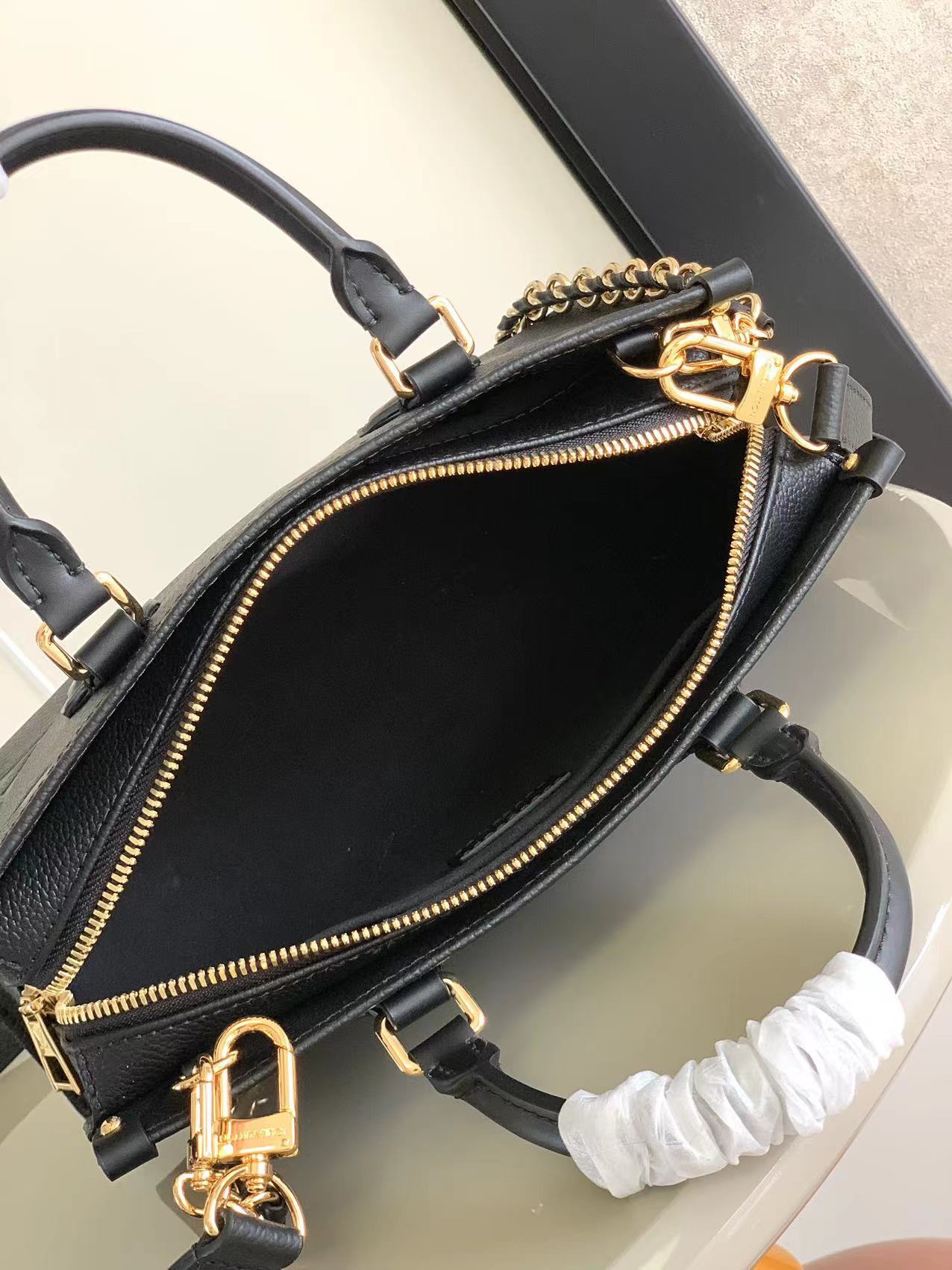 最高級ルイヴィトンスーパーコピー ルイヴィトンバッグコピー オンザゴー EW ブラック M23640 エンボス加工したグレインレザー ゴールド金具 - 画像 (3)