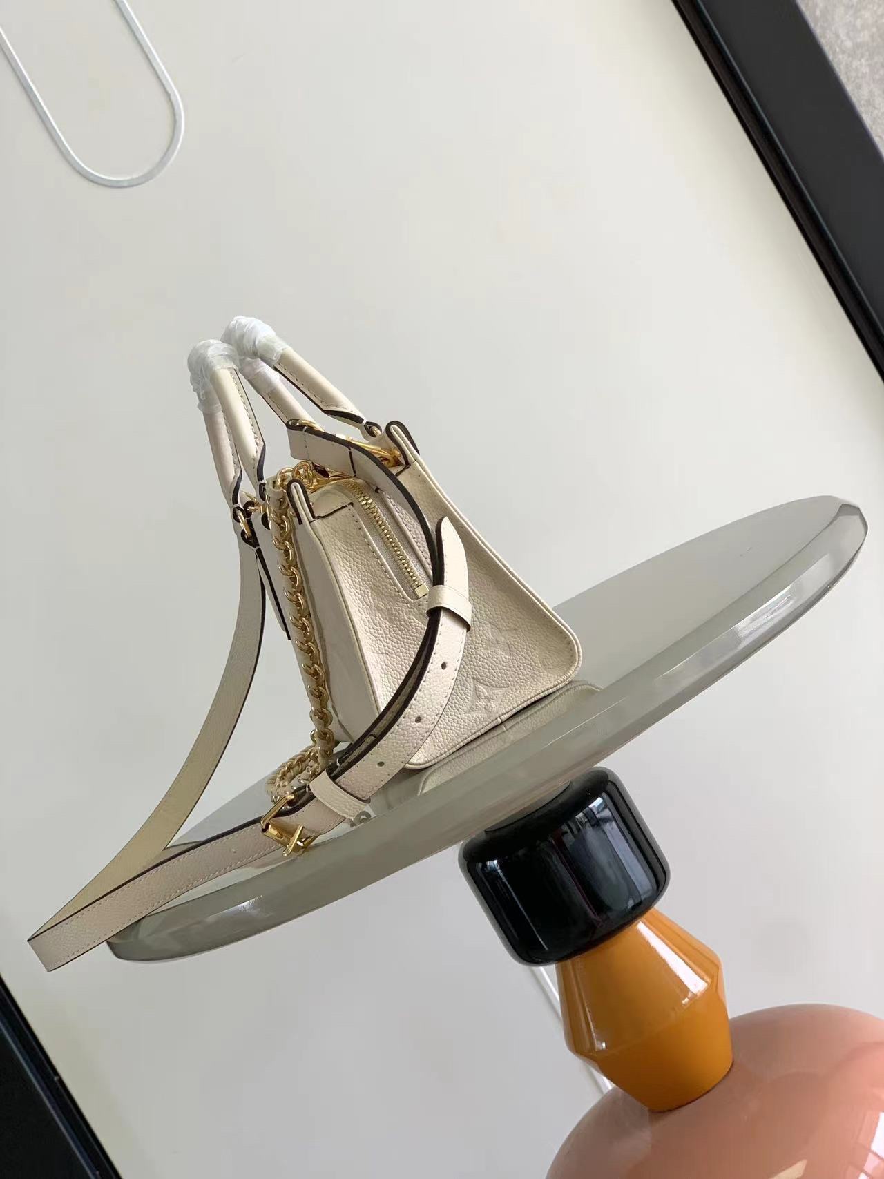 最高級ルイヴィトンスーパーコピー ルイヴィトンバッグコピー オンザゴー EW クレーム M23698 エンボス加工したグレインレザー ゴールド金具 - 画像 (9)