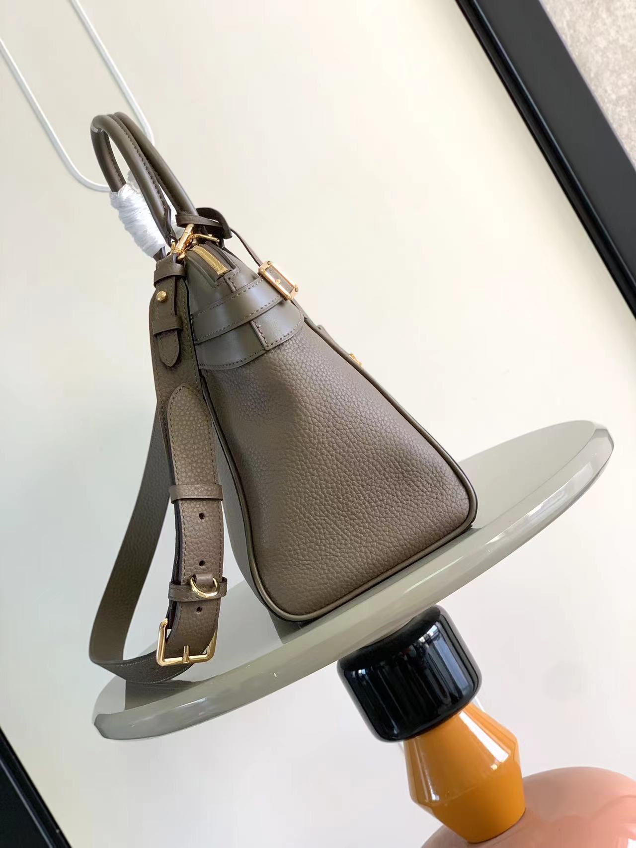 最高級ルイヴィトンスーパーコピー ルイヴィトンバッグコピー ロックイット グレー M22927 トリヨンレザー ゴールド金具 - 画像 (9)