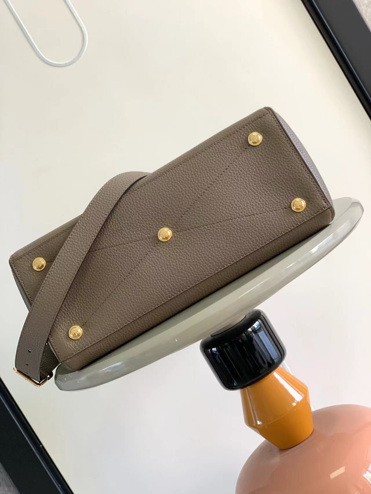 最高級ルイヴィトンスーパーコピー ルイヴィトンバッグコピー ロックイット グレー M22927 トリヨンレザー ゴールド金具 - 画像 (7)