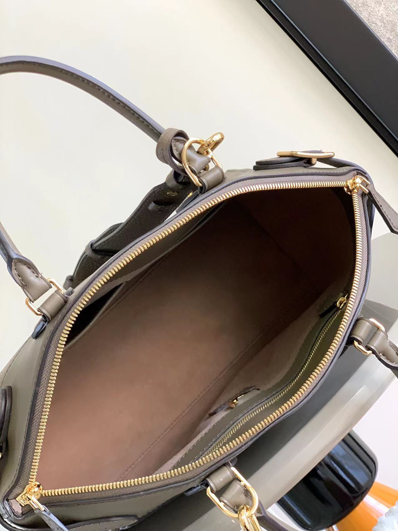 最高級ルイヴィトンスーパーコピー ルイヴィトンバッグコピー ロックイット グレー M22927 トリヨンレザー ゴールド金具 - 画像 (3)