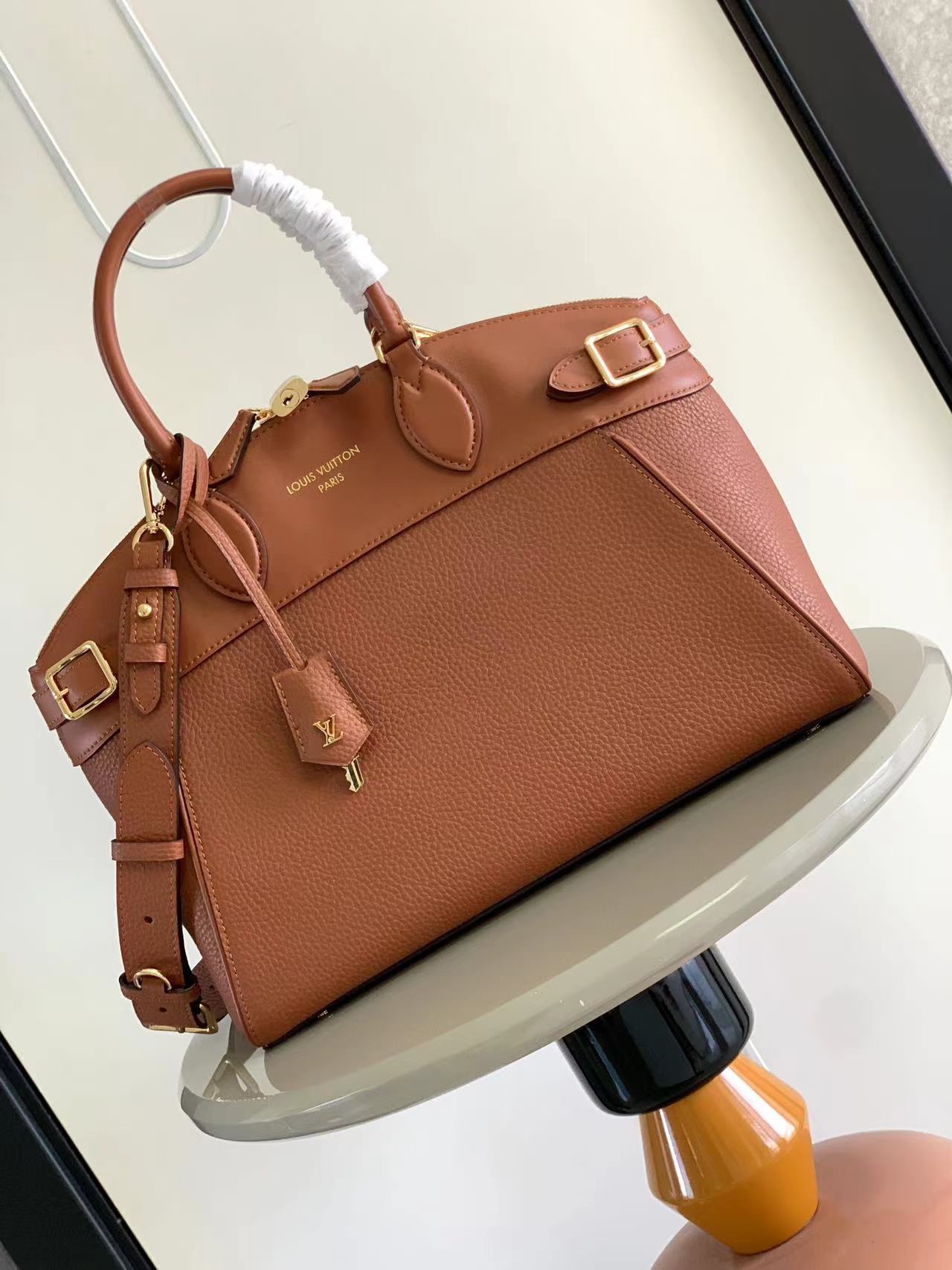 最高級ルイヴィトンスーパーコピー ルイヴィトンバッグコピー ロックイット ゴールド M22925 トリヨンレザー ゴールド金具
