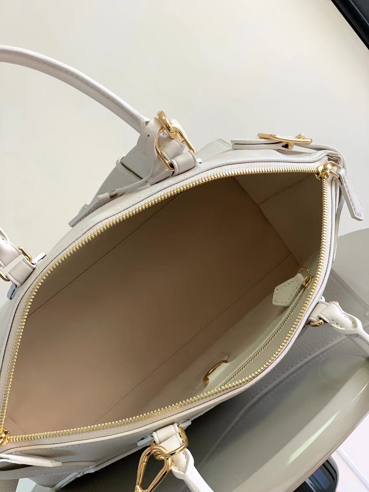 最高級ルイヴィトンスーパーコピー ルイヴィトンバッグコピー ロックイット クレーム M23061 トリヨンレザー ゴールド金具 - 画像 (3)