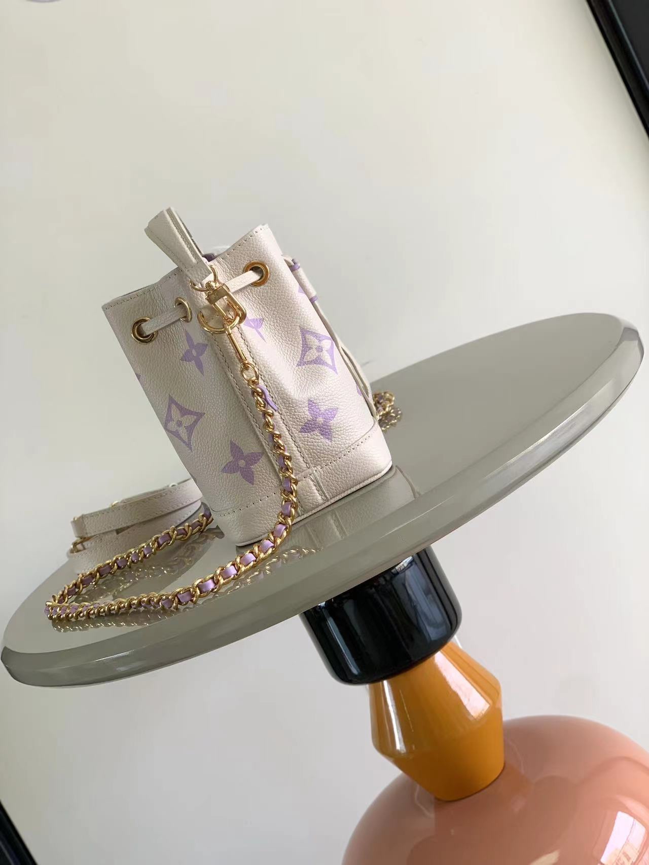 最高級ルイヴィトンスーパーコピー ルイヴィトンバッグコピー Nano Noé ホワイト / ライラック M81626 エンボス加工したグレインレザー ゴールド金具 - 画像 (9)