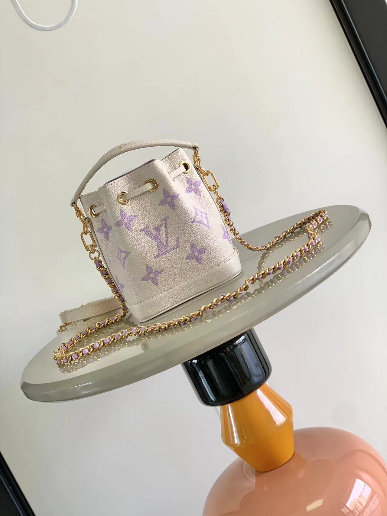 最高級ルイヴィトンスーパーコピー ルイヴィトンバッグコピー Nano Noé ホワイト / ライラック M81626 エンボス加工したグレインレザー ゴールド金具 - 画像 (8)