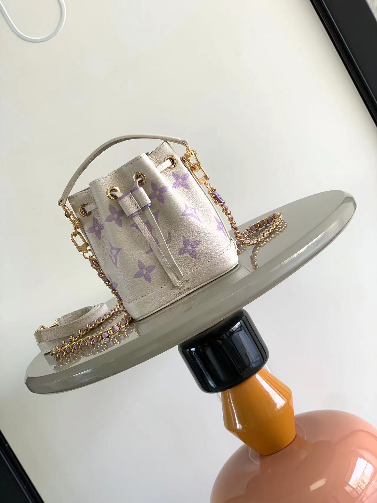 最高級ルイヴィトンスーパーコピー ルイヴィトンバッグコピー Nano Noé ホワイト / ライラック M81626 エンボス加工したグレインレザー ゴールド金具