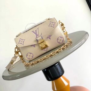 最高級ルイヴィトンスーパーコピー ルイヴィトンバッグコピー ポシェット・メティス EW ホワイト / ライラック M23940 エンボス加工したグレインレザー ゴールド金具