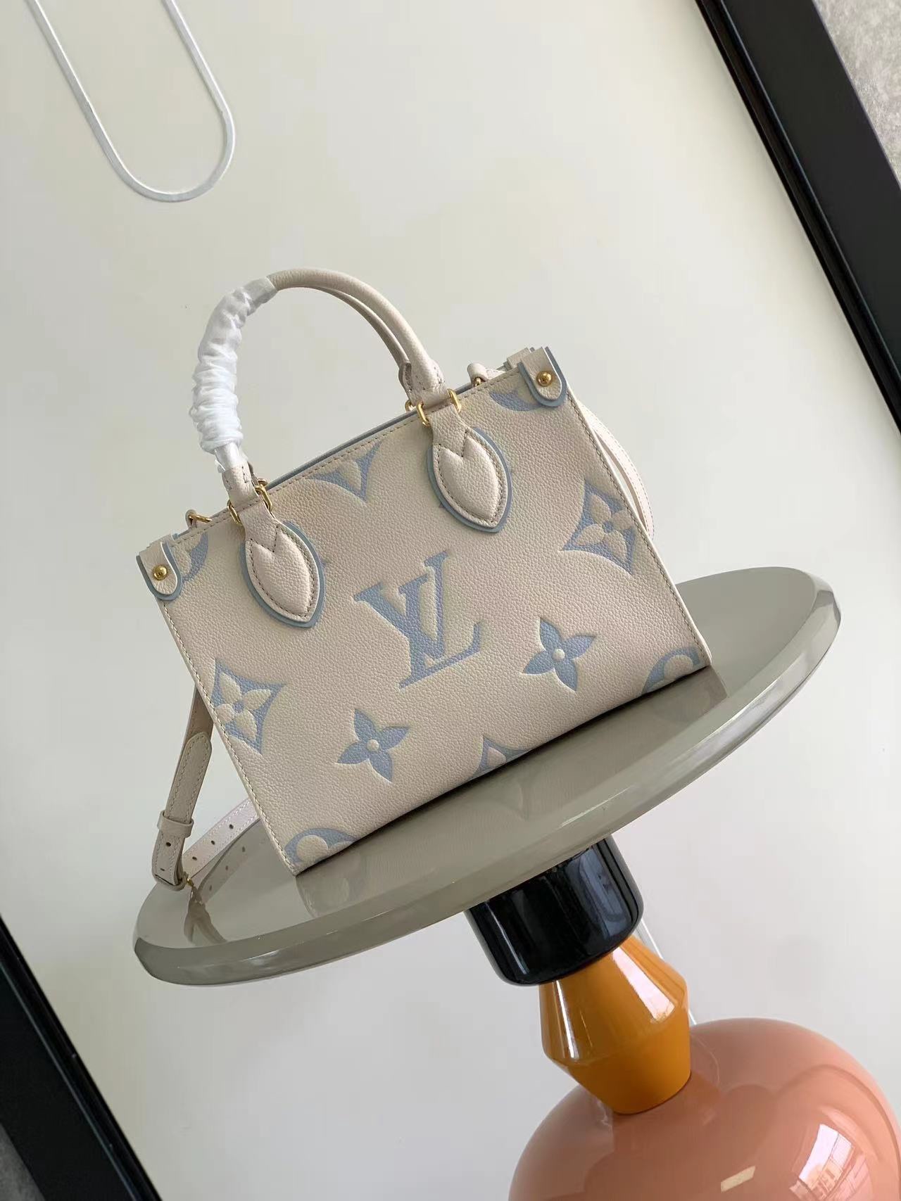 最高級ルイヴィトンスーパーコピー ルイヴィトンバッグコピー オンザゴー PM ホワイト / キャンディ ブルー M46833 エンボス加工したグレインレザー ゴールド金具