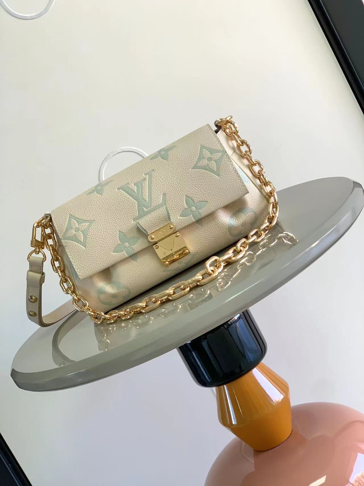 最高級ルイヴィトンスーパーコピー ルイヴィトンバッグコピー フェイボリット NM ラテ / 抹茶 M46842 エンボス加工したグレインレザー ゴールド金具