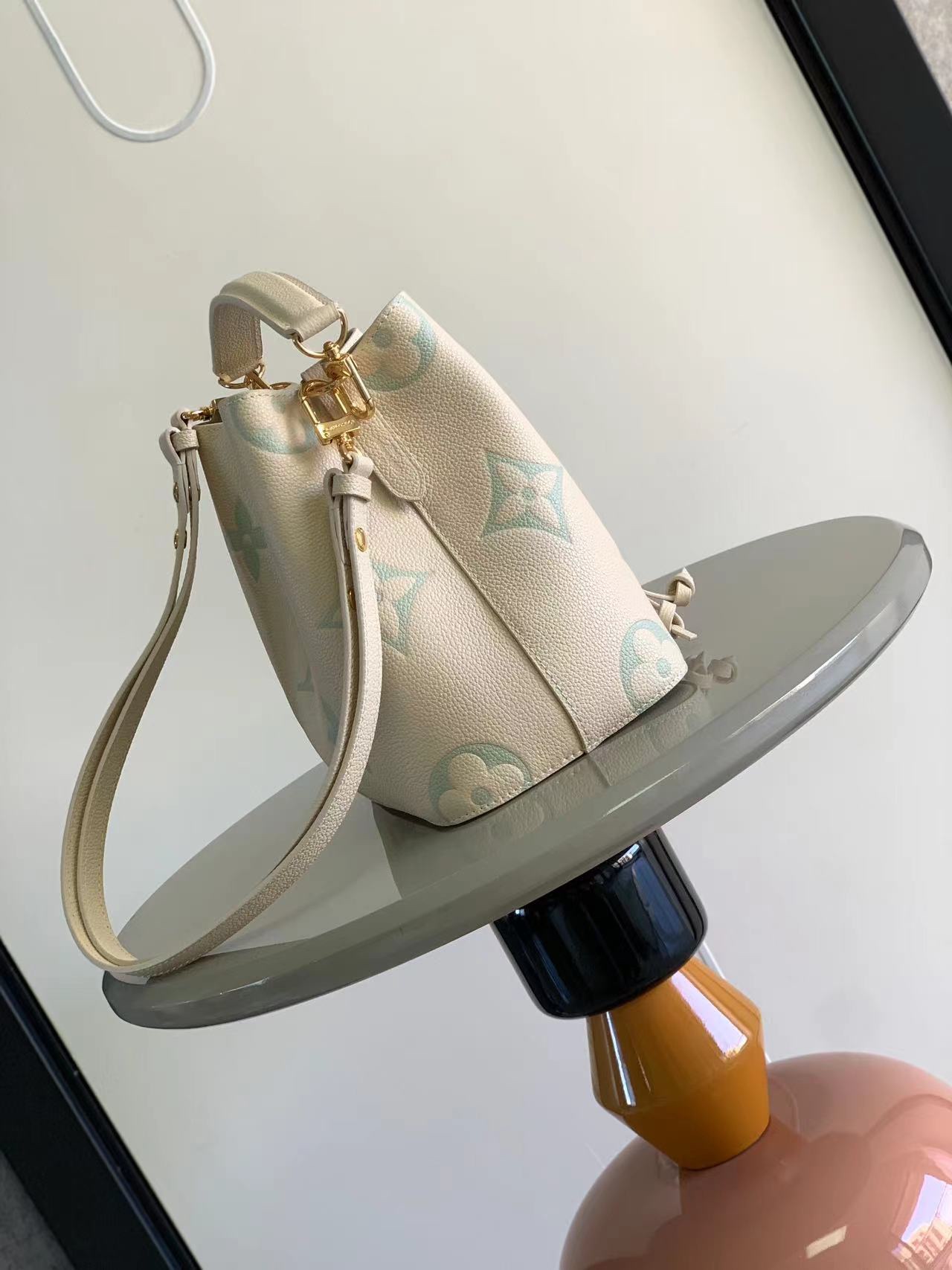 最高級ルイヴィトンスーパーコピー ルイヴィトンバッグコピー NéoNoé BB ラテ / 抹茶 M45716 エンボス加工したグレインレザー ゴールド金具 - 画像 (9)