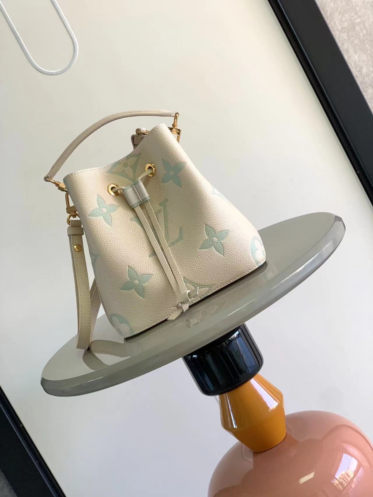 最高級ルイヴィトンスーパーコピー ルイヴィトンバッグコピー NéoNoé BB ラテ / 抹茶 M45716 エンボス加工したグレインレザー ゴールド金具