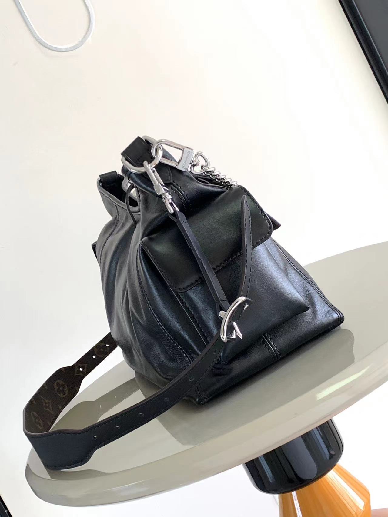 最高級ルイヴィトンスーパーコピー ルイヴィトンバッグコピー キャリーオール・カーゴ PM ブラック M24861 ラムレザー シルバー金具 - 画像 (9)